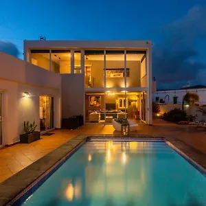 Villa Alma, Tias