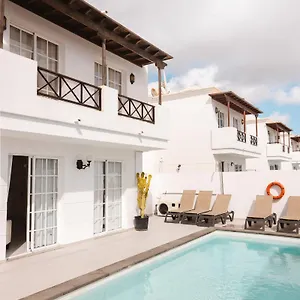 Villa Fariones, Tias